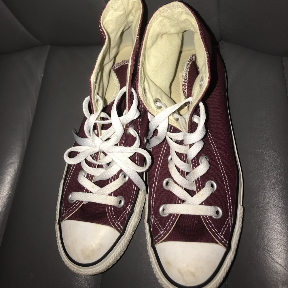 Women’s maroon high top converse size 7